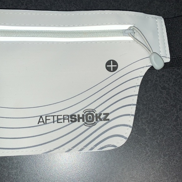 EUC Aftershokz light gray fanny pack - Picture 2 of 5